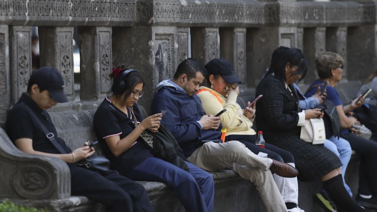 Uso excesivo de celular causa lesiones en manos, advierten médicos.
