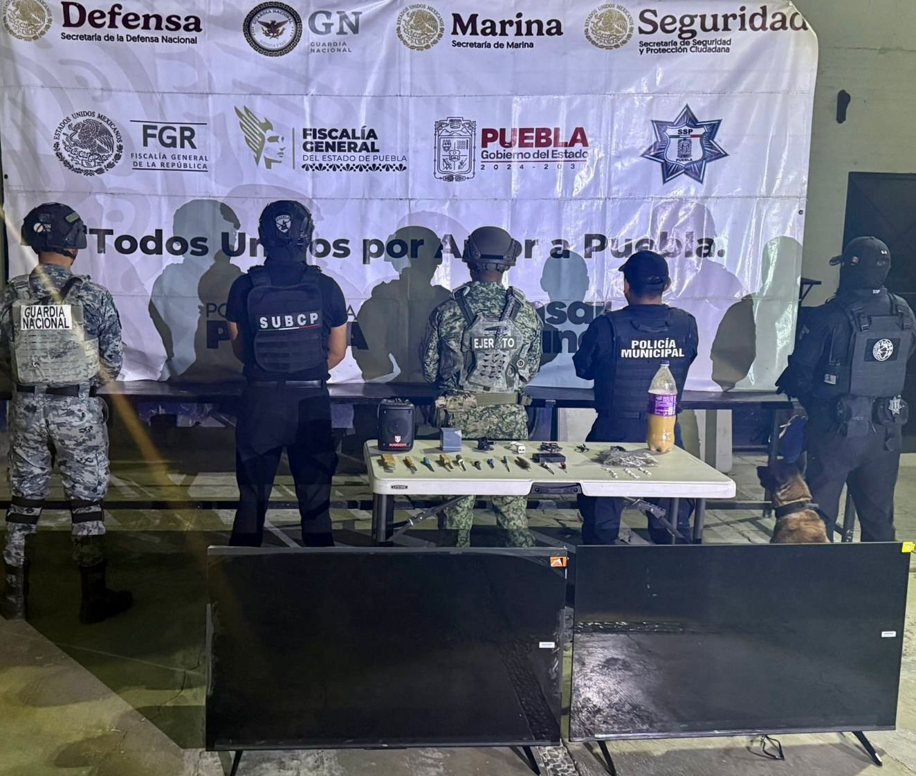 Tenían sus lujos: decomisan drogas y armas en centro penitenciario de Puebla.