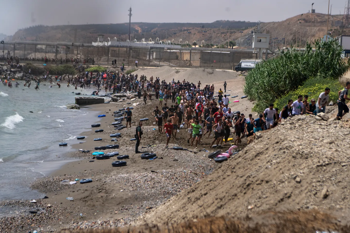 Suman 57 muertos en Ceuta, España tras entrada masiva de migrantes.