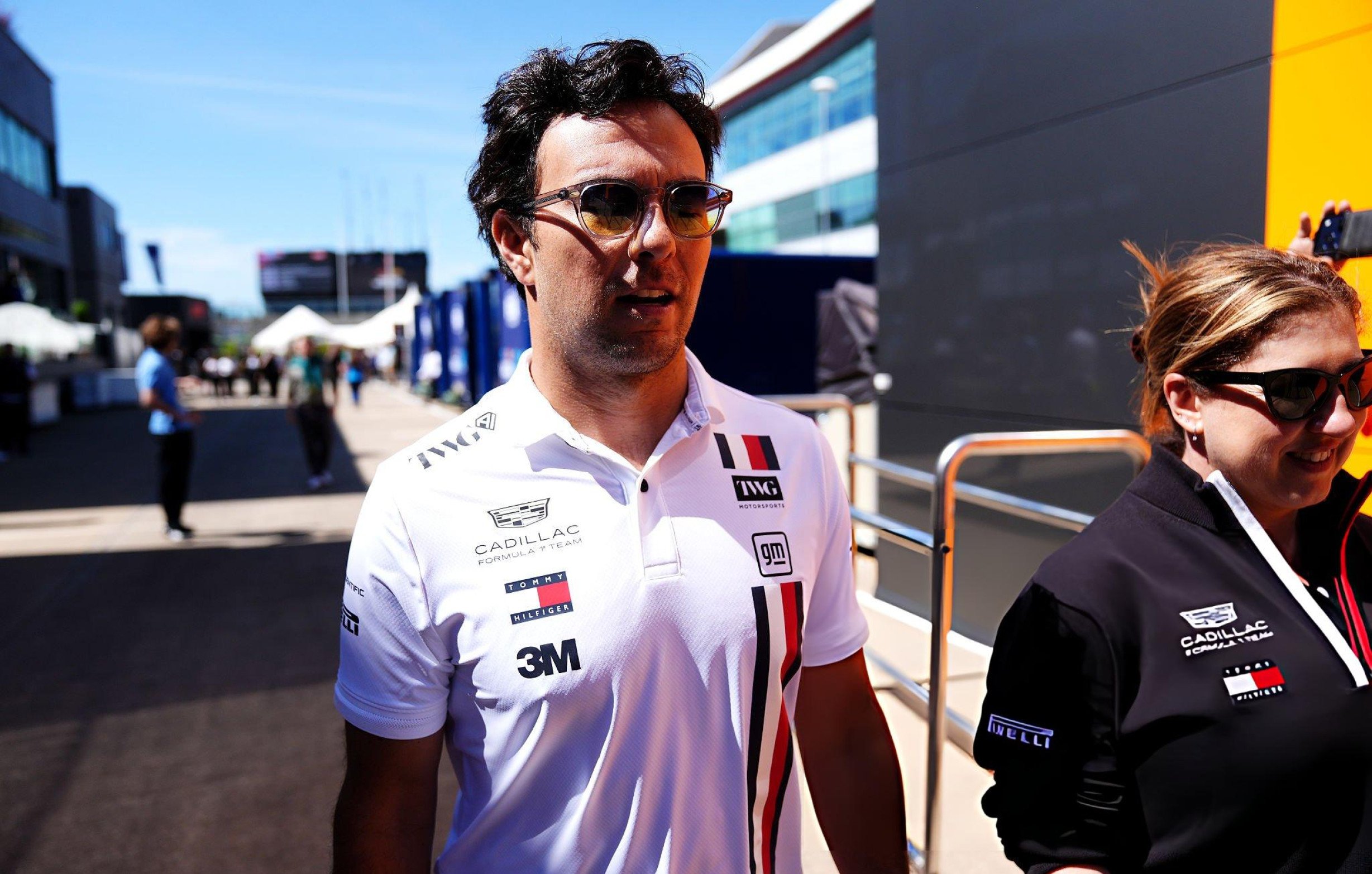 ¿Traición a México? 'Checo' Pérez estrena casco con inspiración estadounidense en el GP de Gran Bretaña.