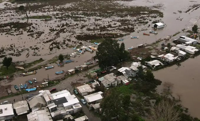 Chile declara estado de catástrofe por devastador temporal de lluvias que deja miles de aislados y severos daños.