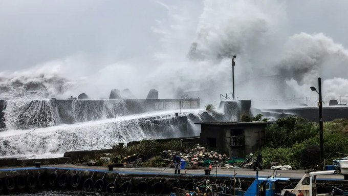 Autoridades de China evacuan a más de un millón de personas ante llegada del tifón Bavi.