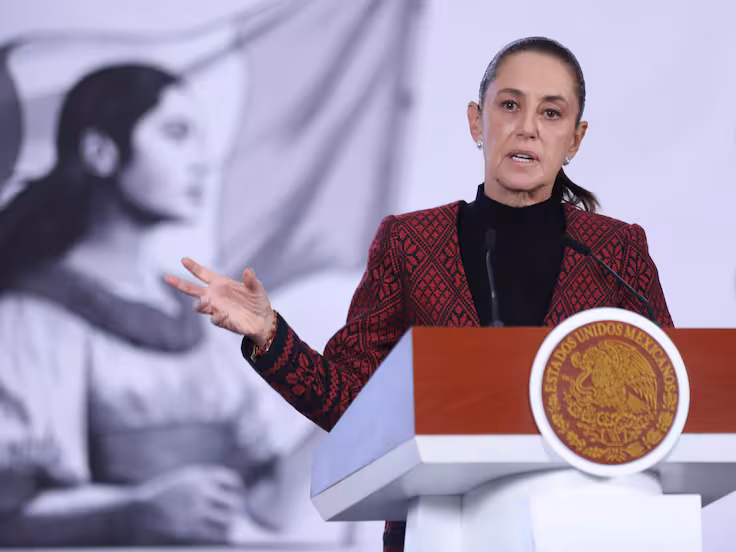 Claudia Sheinbaum impulsa la prohibición de celulares en escuelas de nivel básico.