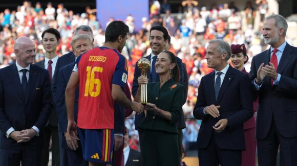 Sheinbaum felicita a España por ganar el Mundial 2026; entrega el trofeo al Balón de Oro