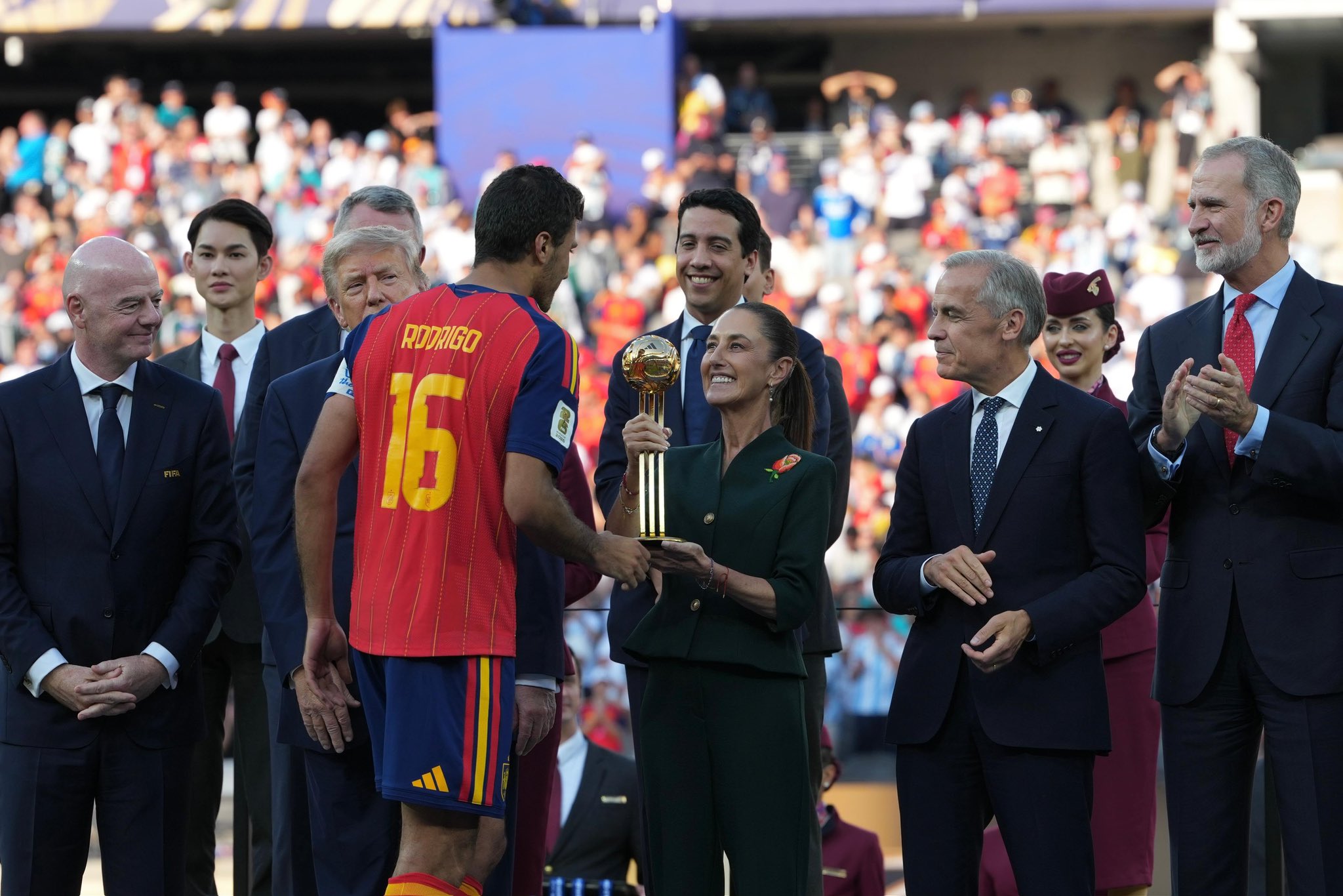 Claudia Sheinbaum felicita a España por ganar el Mundial 2026; entrega el trofeo al Balón de Oro.