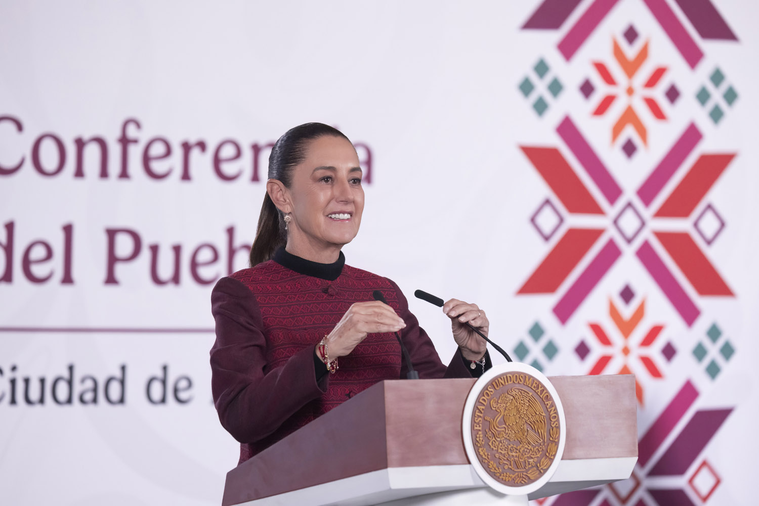 Claudia Sheinbaum desmiente amenazas a jugadores de Ecuador; acusa campaña de desprestigio.