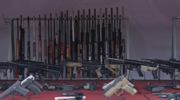 Embajador de Estados Unidos, Ronald Johnson, presume decomiso de 50 mil armas en la frontera