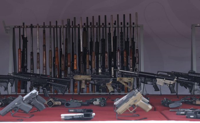 Embajador de Estados Unidos, Ronald Johnson, presume decomiso de 50 mil armas en la frontera.