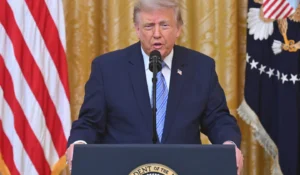 “Todos se están yendo de México y Canadá”: Donald Trump presume llegada de Toyota a Estados Unidos