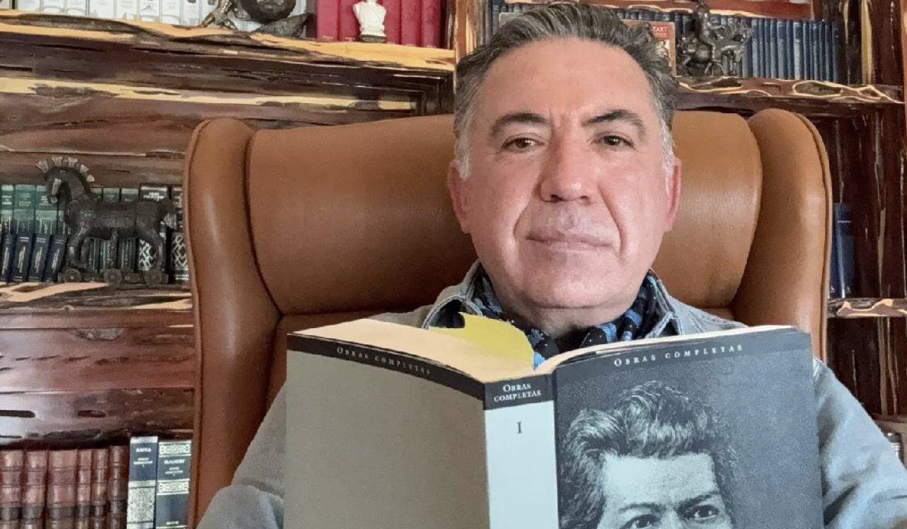 Senador Enrique Inzunza acusado por Estados Unidos continúa ausente del Senado, pero publica en redes.