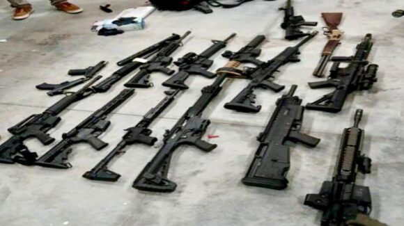 Operación encubierta de EU confisca cargamento con 138 armas destinadas a México