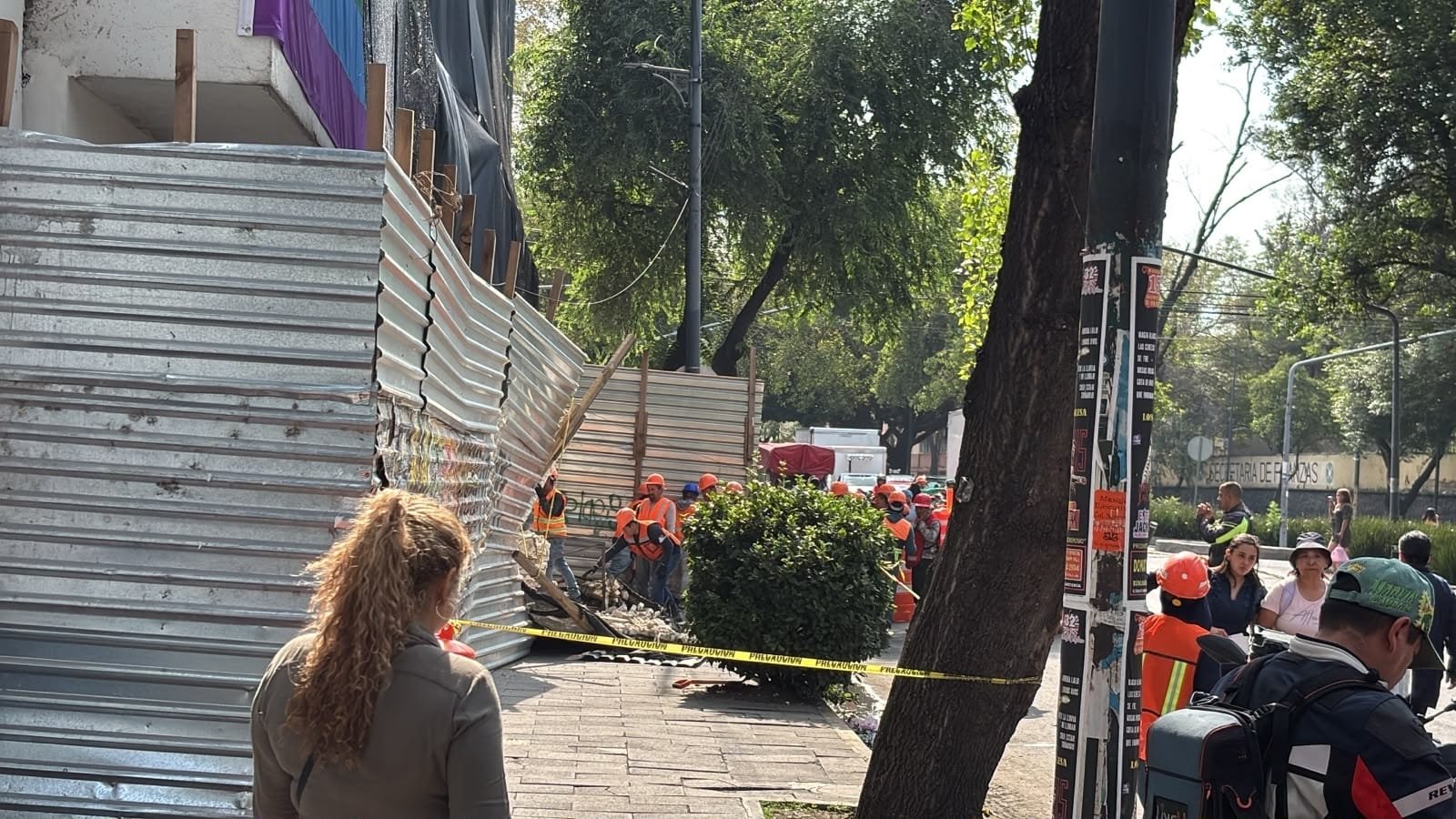 Se desploma parte de la fachada en edificio de la Fiscalía en la CDMX; se reportan tres lesionados.