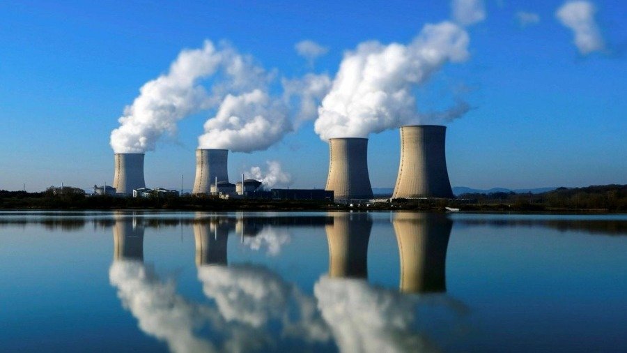 Francia cierra sus reactores nucleares por ola de calor extremo en Europa.