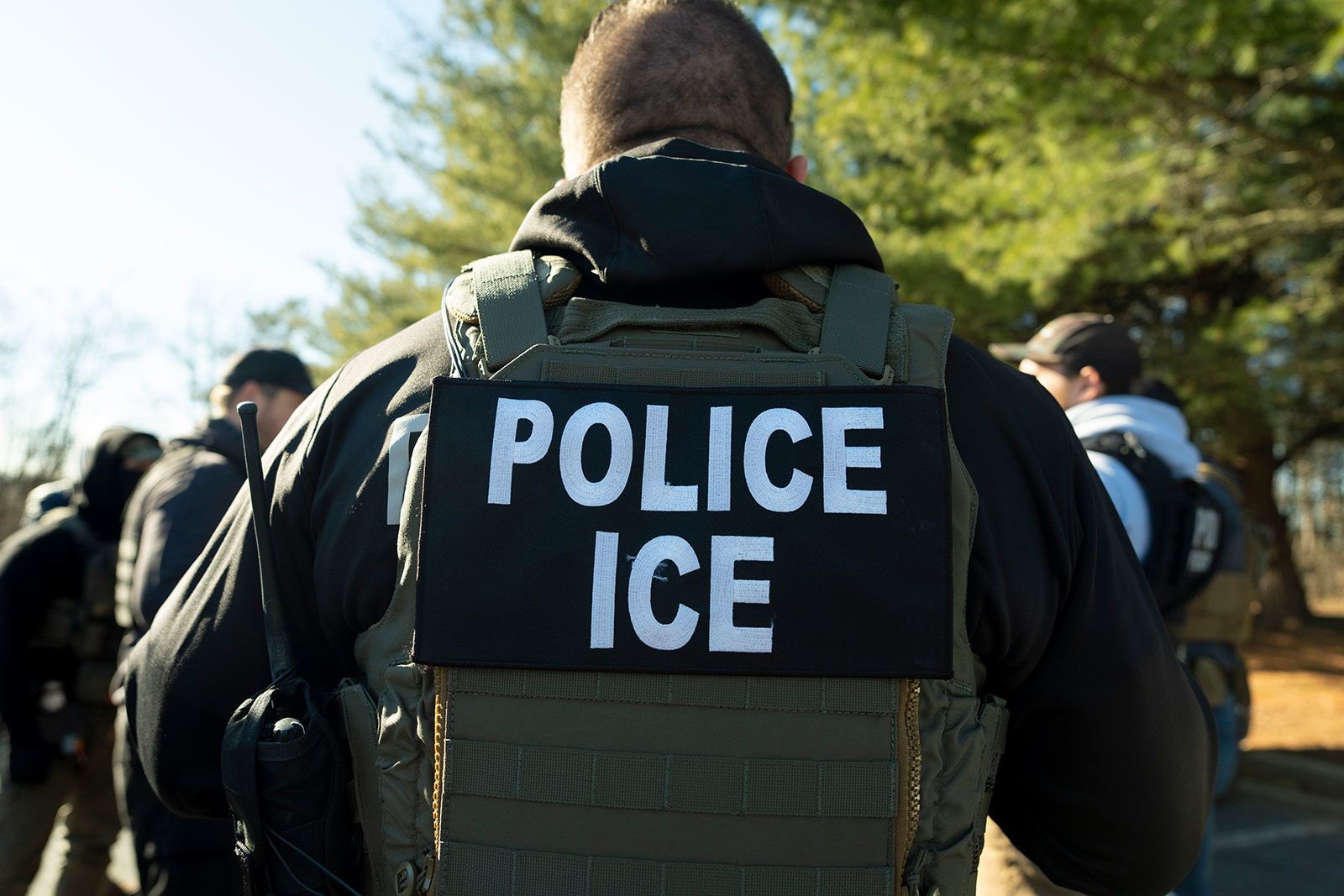 ICE suspende operativos de tránsito tras tiroteos contra migrantes en Maine y Texas.