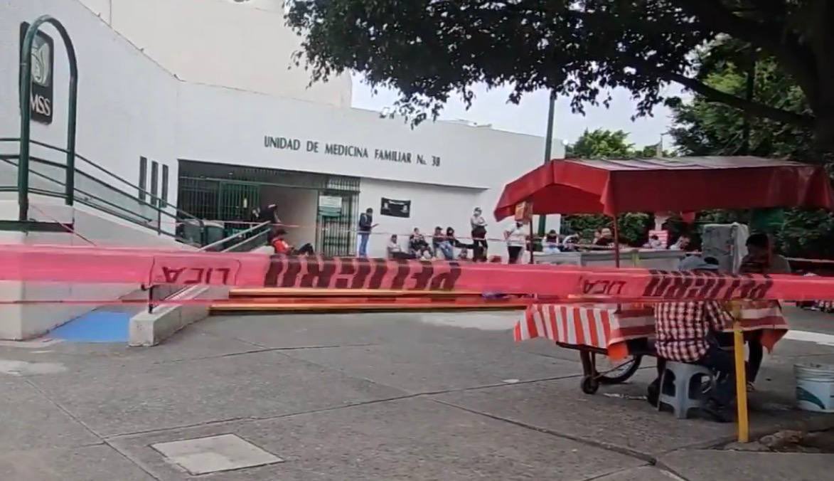 Hombre de 84 años muere afuera de una clínica del IMSS en Tlaquepaque, Jalisco.