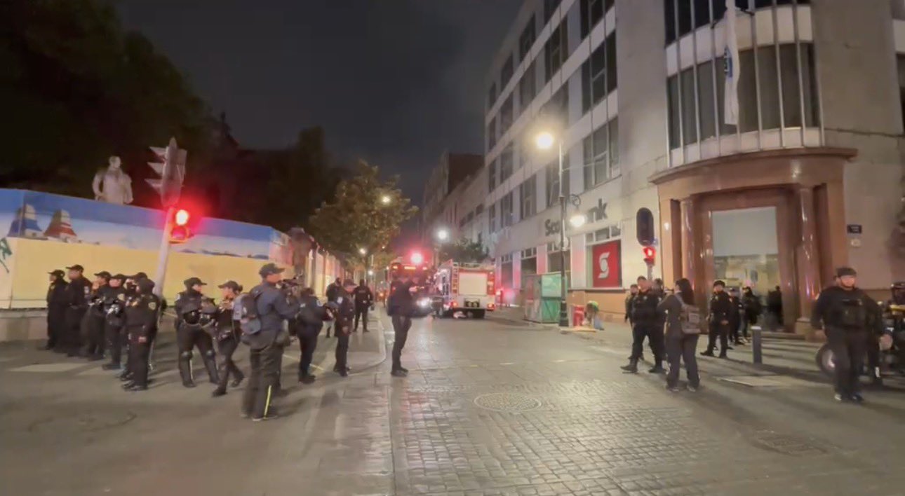 Fuerte incendio en edificio del Centro de la Ciudad de México moviliza a cuerpos de emergencia.