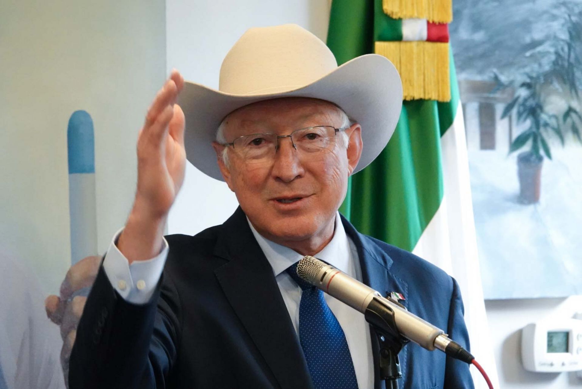 FGR afirma que exembajador estadounidense Ken Salazar goza de inmunidad diplomática en caso Zambada.