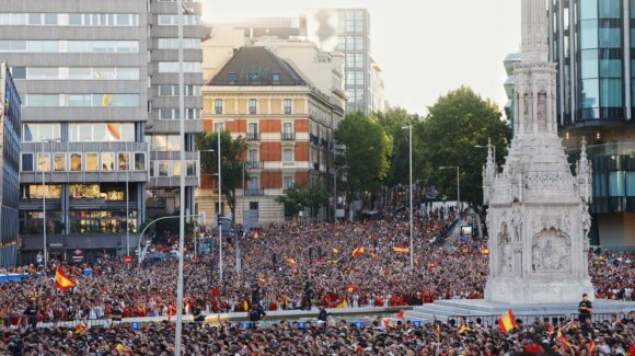 La Selección de España causa revuelo al recorrer las calles llenas de Madrid tras ganar la Copa del Mundo