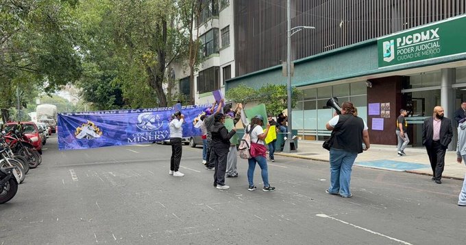 Bloqueos y manifestaciones afectan circulacion en la zona Centro de la Ciudad de México.