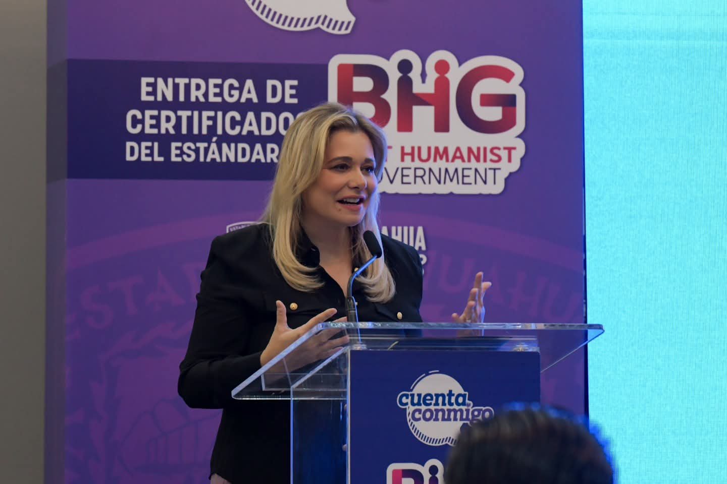 Gobernadora de Chihuahua, Maru Campos, se molesta con asesora durante conferencia.