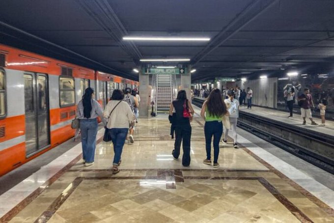 Metro CDMX y Metrobús registran marcha lenta en línea A por lluvia.