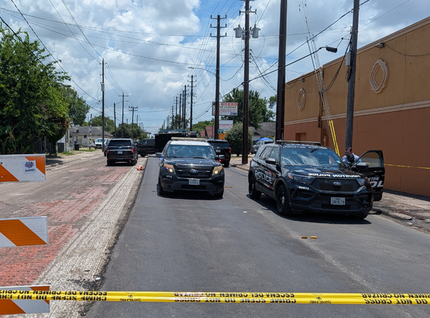 Muere mexicano durante arresto de ICE en Houston, Texas; lo acusan de embestir a un agente.