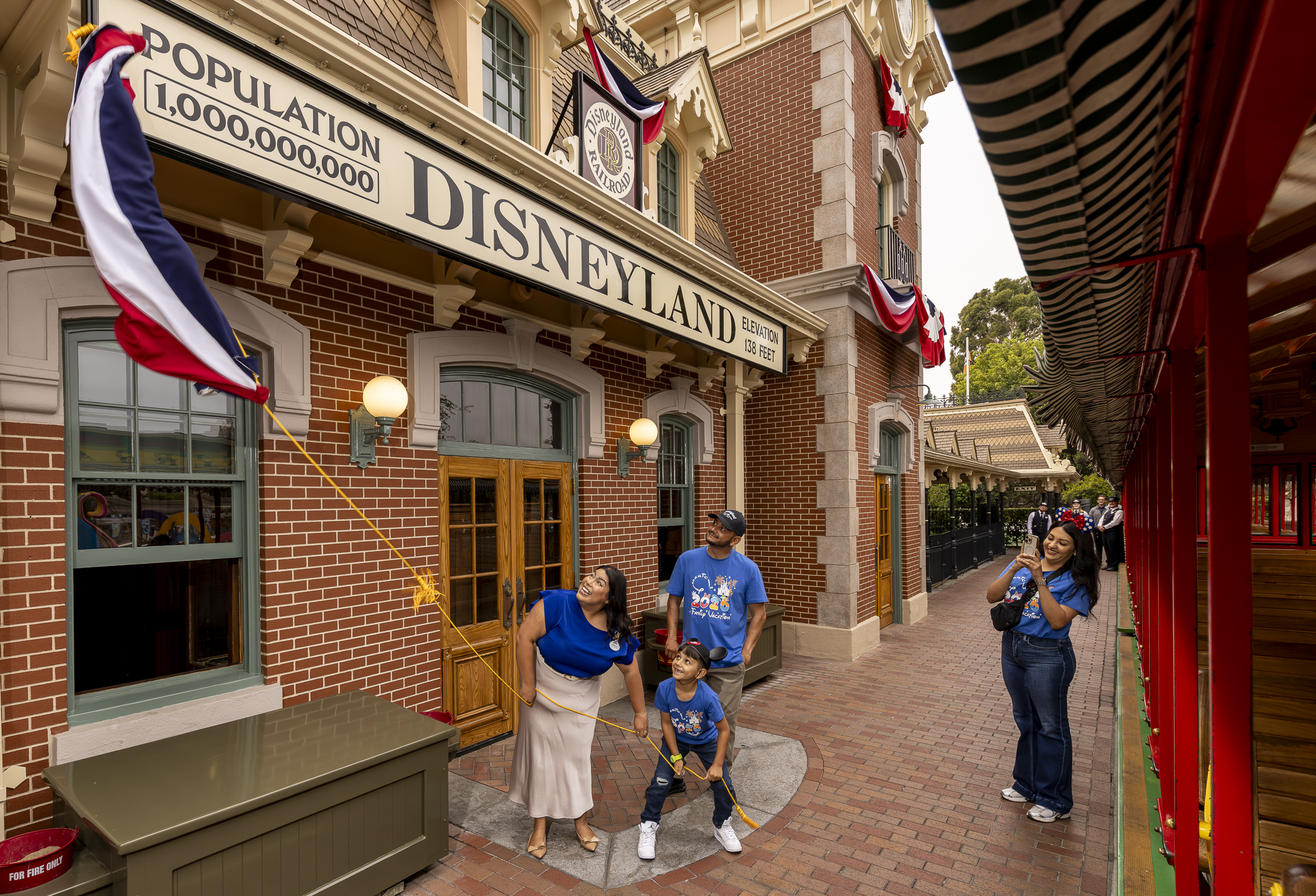 Niño mexicoamericano de 8 años es visitante mil millones en Disneyland.