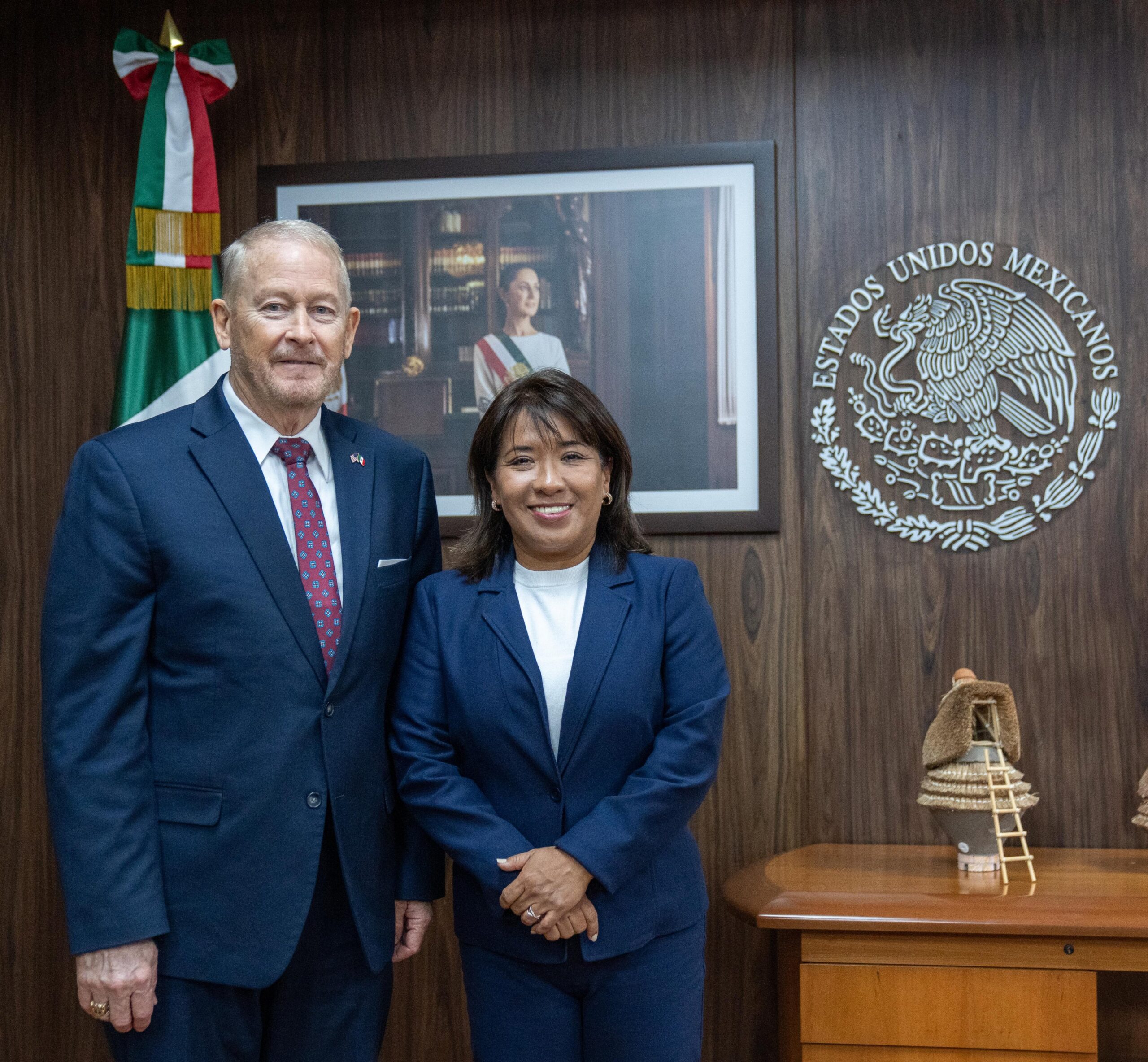 Ronald Johnson se reúne con Agricultura para combatir gusano barrenador.