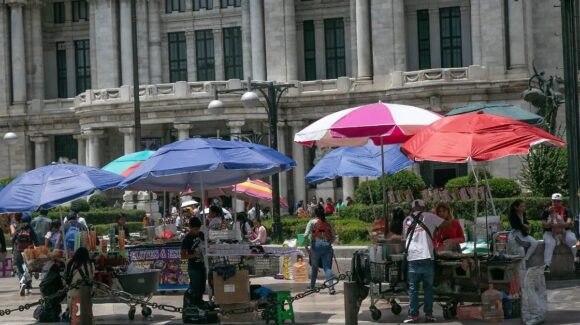Gobierno capitalino reubica a ambulantes de la Alameda en locales del Metro tras reducir la venta a la mitad