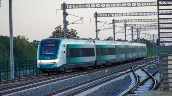 Pasajeros del Tren Maya quedan varados 5 horas sin luz ni aire acondicionado entre Mérida y Cancún