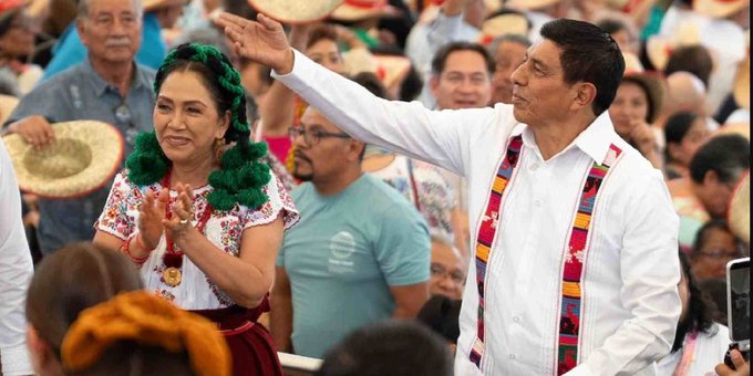 Gobernador de Oaxaca descarta pedir licencia y ofrece comparecer ante FGR por periodista asesinado.