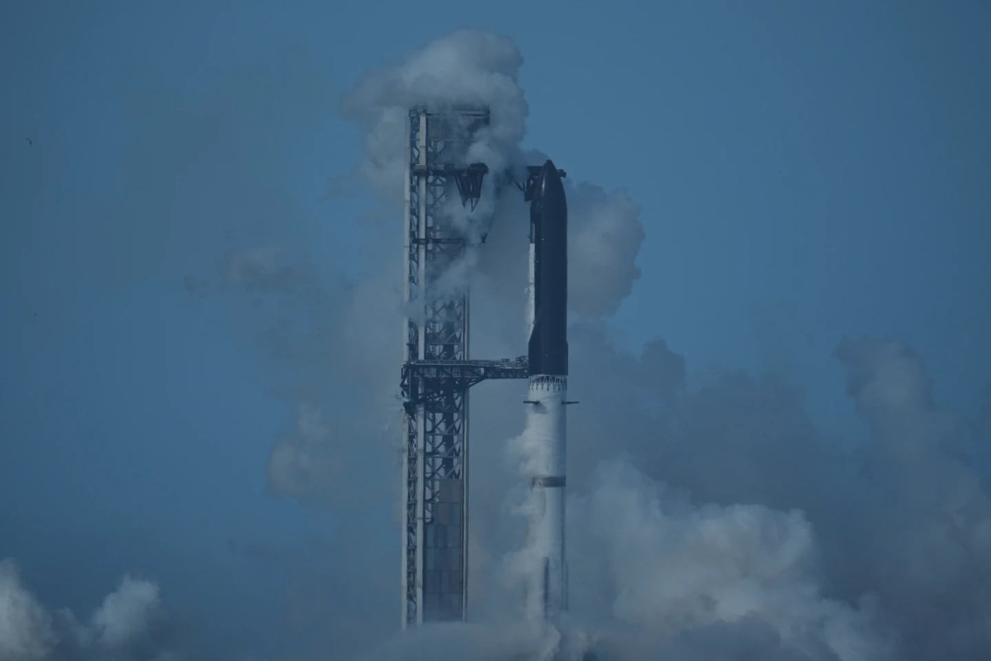 ¡Insólito! El cohete Starship cancela su vuelo de prueba 13 tras falla en el encendido de motores.