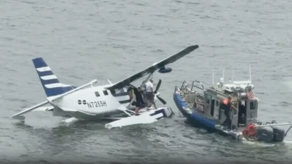 VIDEO: Un hidroavión aterriza de emergencia en un río de Nueva York y el suceso es grabado por una pasajera de 16 años