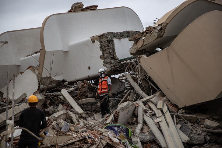 Venezuela reporta 4,490 víctimas mortales por doble terremoto del 24 de junio.