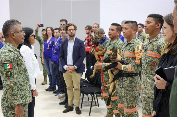 Venezuela condecora a rescatistas de México y la Unión Europea por apoyo tras terremotos.