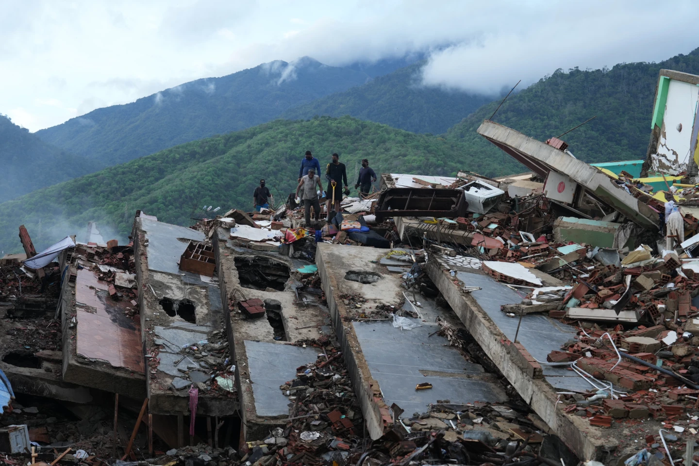 Terremotos en Venezuela han dejado 3 mil 811 muertos a dos semanas de la tragedia.