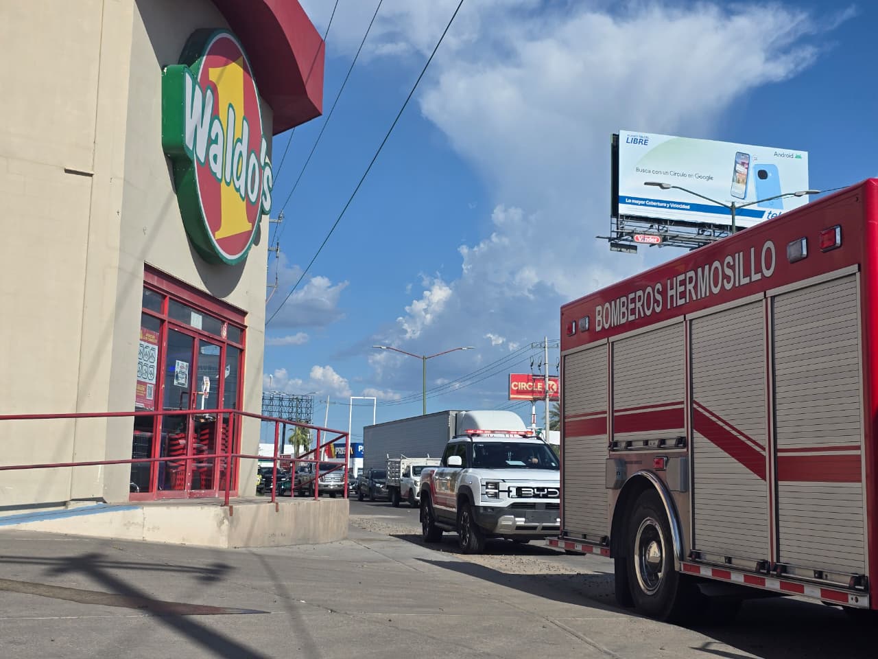 Incendio de transformador de la CFE evacúa tienda Waldo's al norte de Hermosillo.