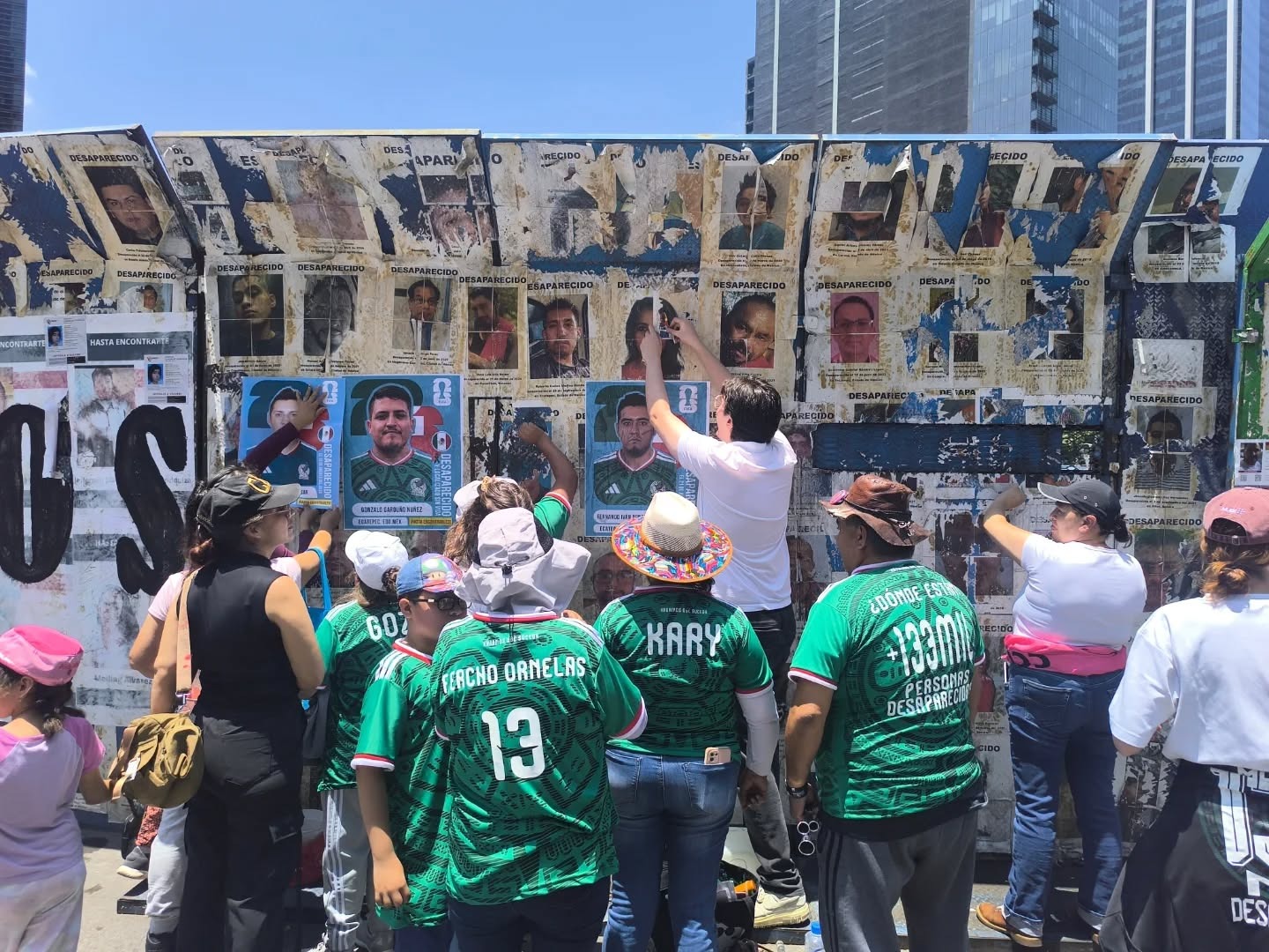 Colectivos marchan previo a partido