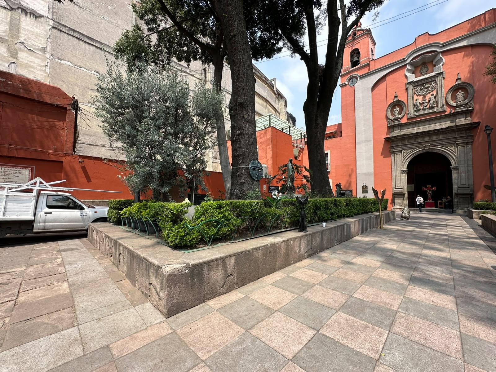 Roban esculturas de Leonora Carrington y Remedios Varo en iglesia de la CDMX
