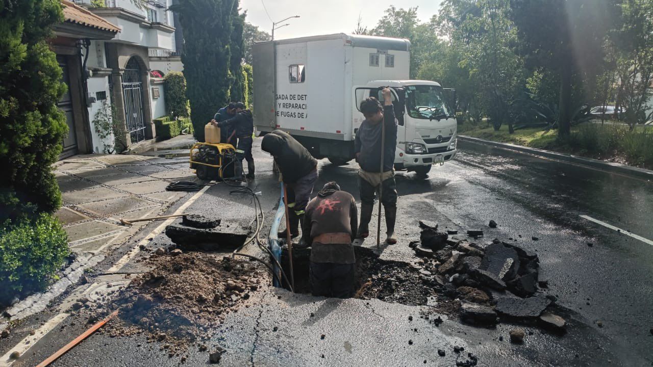 Socavón y fugas fracturan Av. Loreto Fabela en la GAM