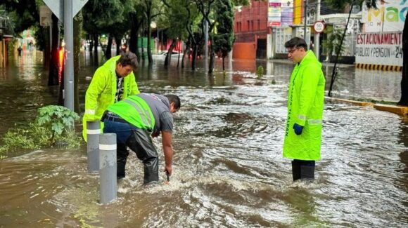 Caos en CDMX por tormenta: Autos bajo el agua en Tlalpan y un herido por derrumbe