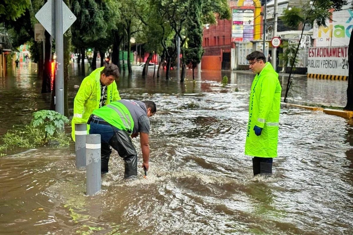 Caos en CDMX por tormenta: Autos bajo el agua en Tlalpan y un herido por derrumbe