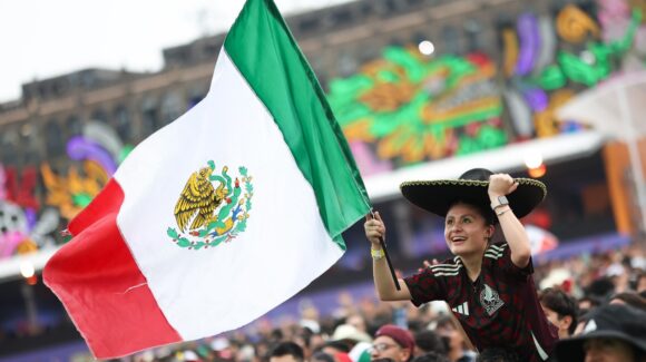 Festejo y despedida en el Ángel: Afición despide al Tri del Mundial