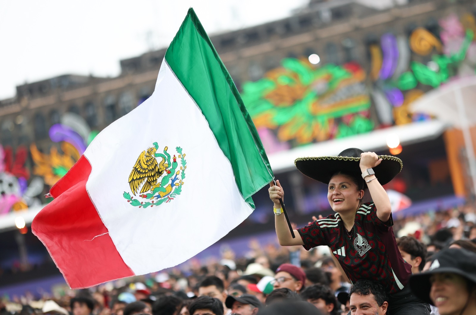 Festejo y despedida en el Ángel: Afición despide al Tri del Mundial