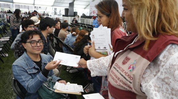 Ciudad de México entrega becas de transporte a 100 mil universitarios