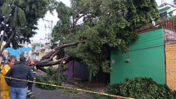 Intensa tormenta golpea el oriente de CDMX; Iztapalapa queda entre las zonas más afectadas