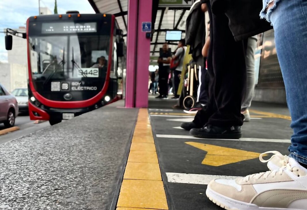Choque entre Metrobús deja 16 heridos en la estación Nuevo León