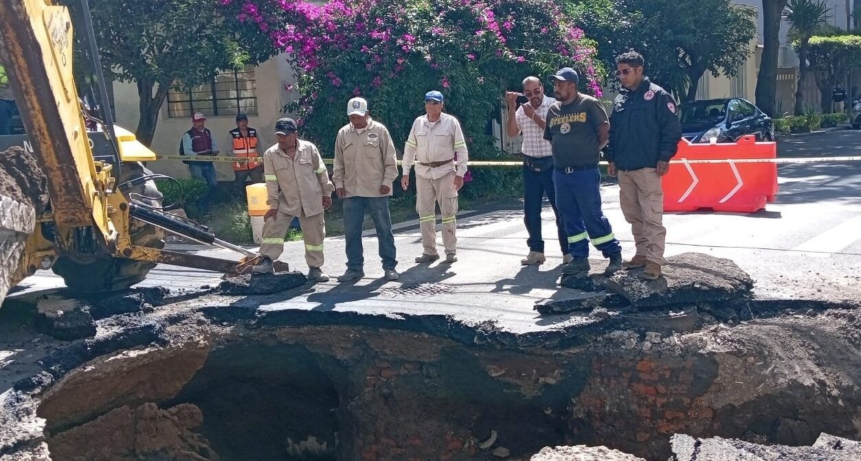 Lluvias y drenaje viejo causan socavones y fuga de gas en la Del Valle y Guadalupe Inn