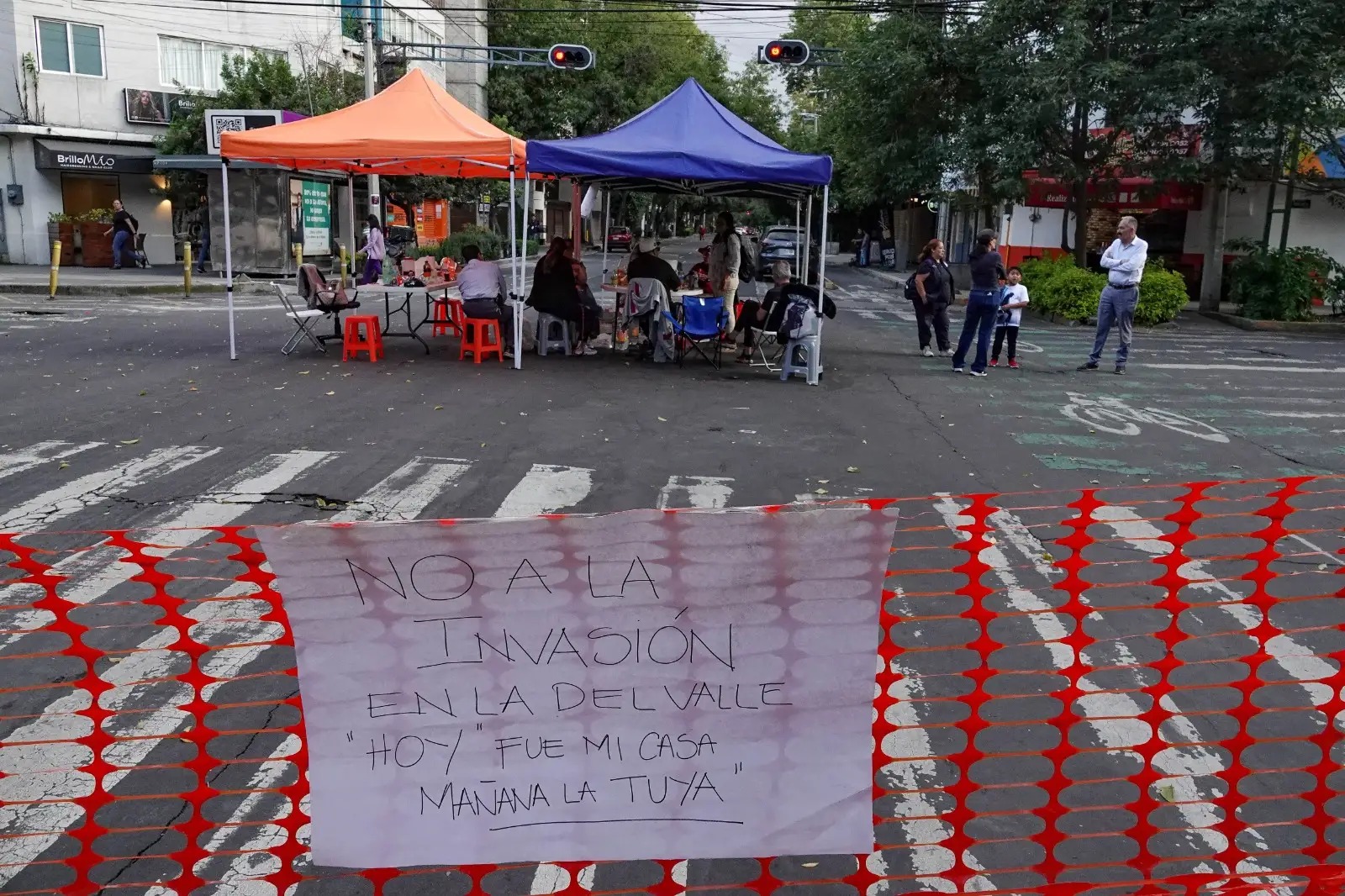 Vecinos de la Del Valle bloquean avenida Coyoacán por red de despojo de viviendas; denuncian más de 20 casos