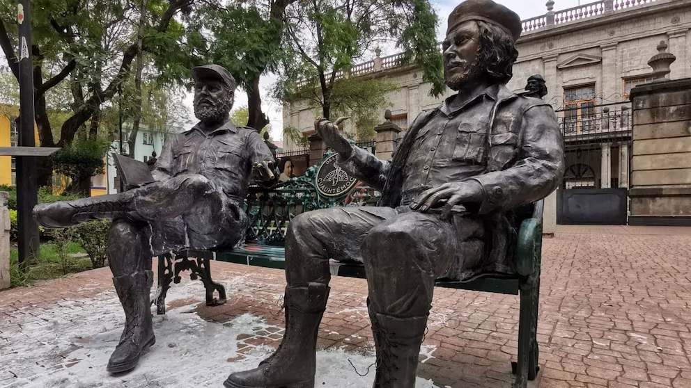 CDMX ordena restituir las estatuas del 'Che' y Castro que la alcaldía Cuauhtémoc retiró
